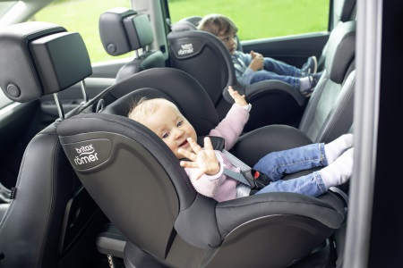 Zwei Kinder die im DUALFIX 2 R rückwärts und dadurch besonders sicher im Auto mitfahren.