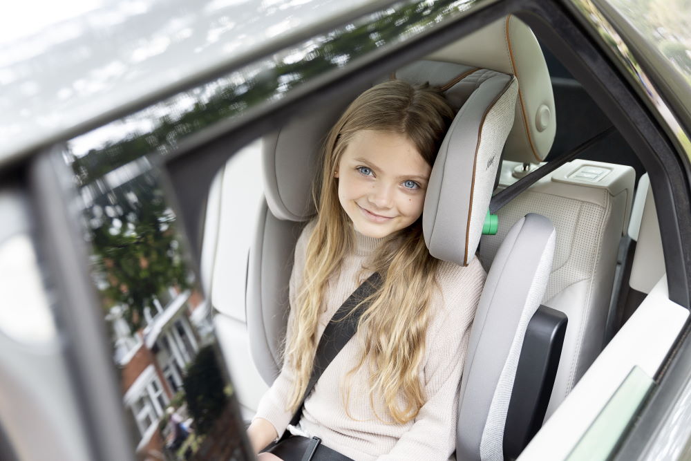 Mädchen sitzt in hellgrauem i-Traver im Auto