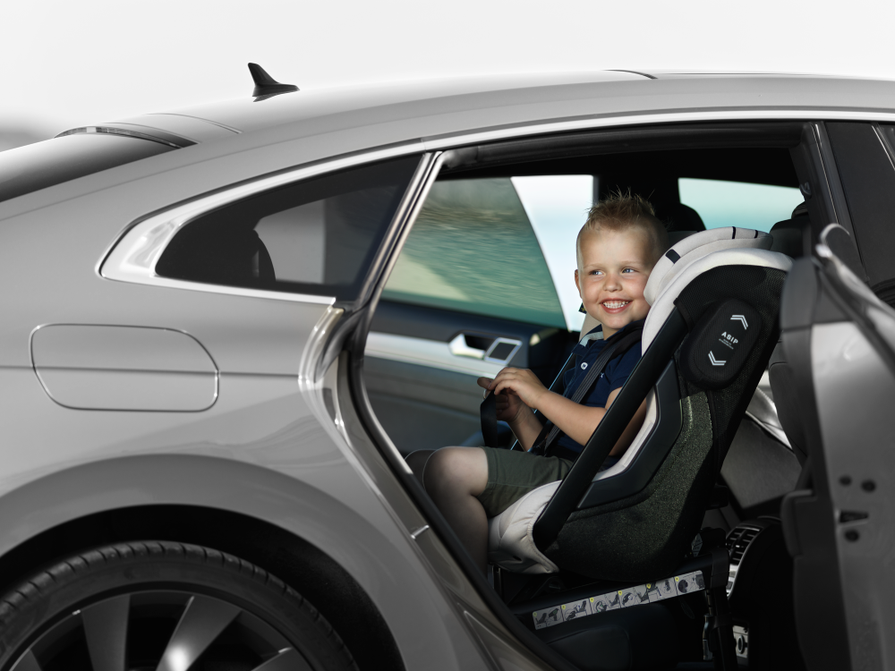 Kindersitz-Axkid-One-Isofix-i-Size-eingebaut-ins-Auto