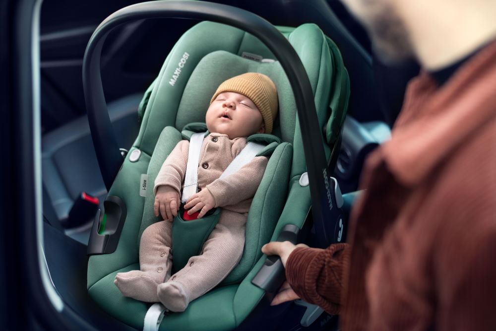 Ein Baby schlummert selig in seiner Maxi-Cosi Pebble 360