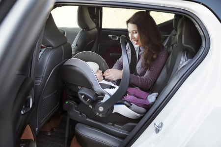 Mutter unterwegs im Auto mit Baby in der Go Modular X1 i-Size