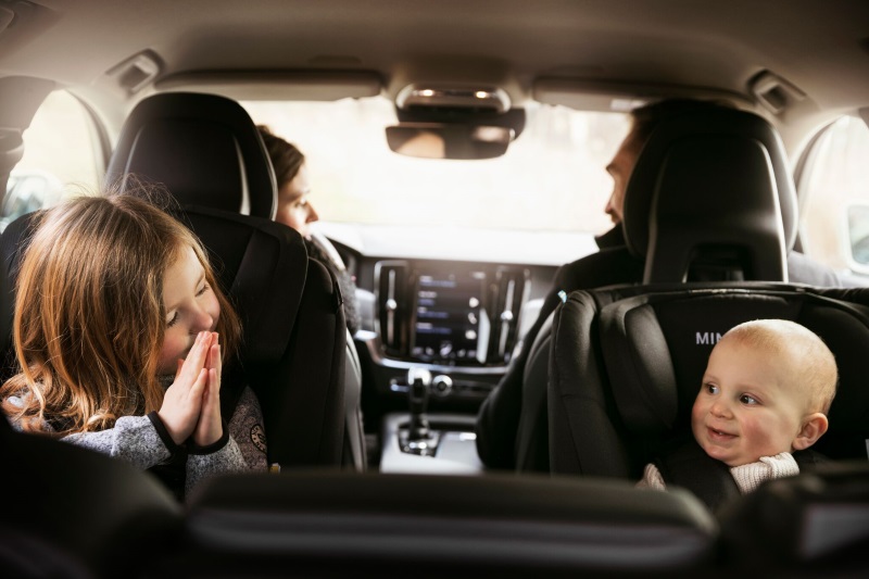 zwei Kinder im Axkid Minikid im Auto