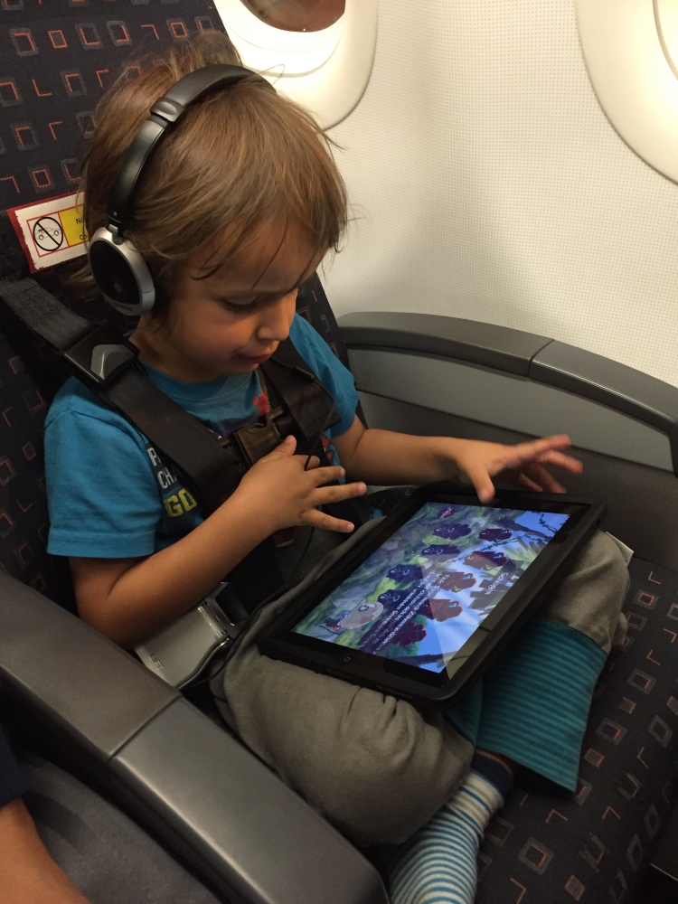 Kind im Flugzeug mit Sicherheitsgurt Kidsflysafe Cares Amway