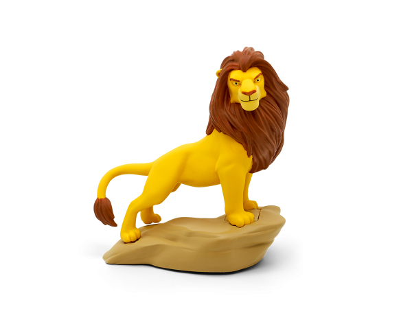 Hoerfigur Simba, ein gelber Löwe mit brauner Mähne auf einem Felsen