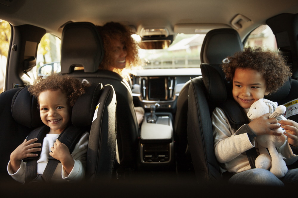 Axkid Minikid ins Auto eingebaut mit Kindern