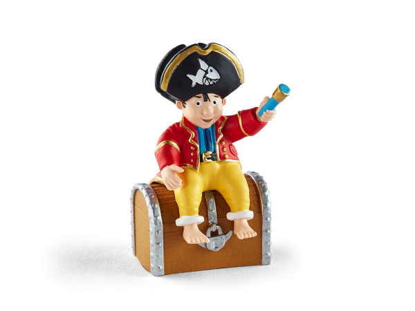 Hoerfigur Käpt'n Sharky mit Piratenhut, roter Jacke, gelber Hose, Taschenlampe in der Hand und auf einer Schatztruhe sitzend