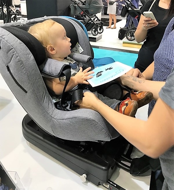Axkid Modukid Seat grau mit Kind