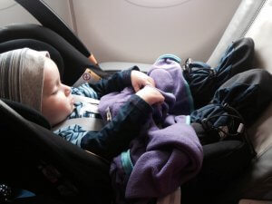 Baby sicher im Flugzeug